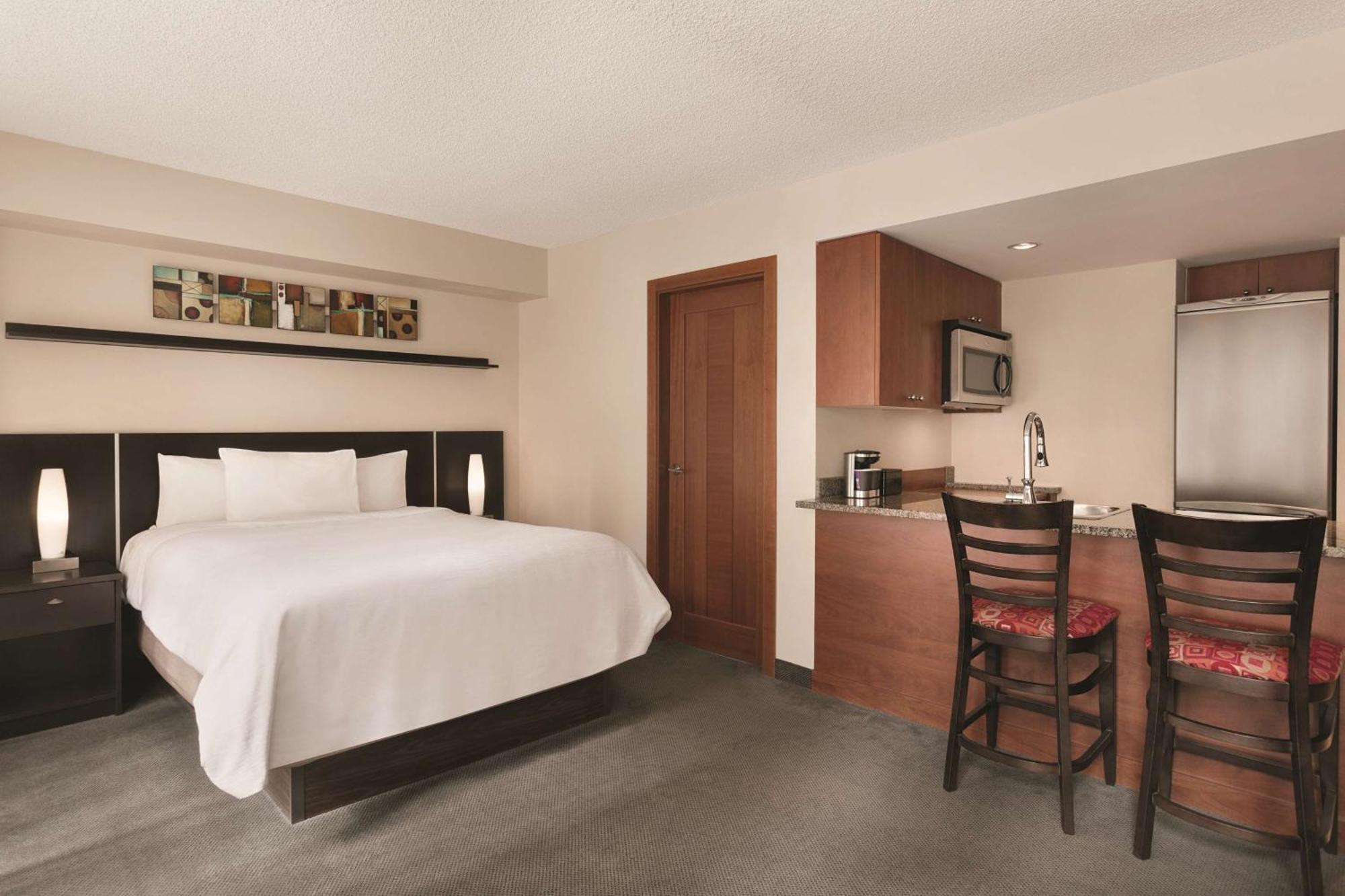 Embassy Suites By Hilton - Montreal Exterior photo