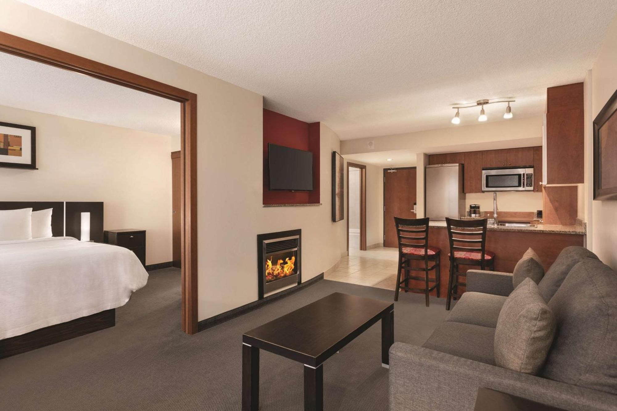 Embassy Suites By Hilton - Montreal Exterior photo