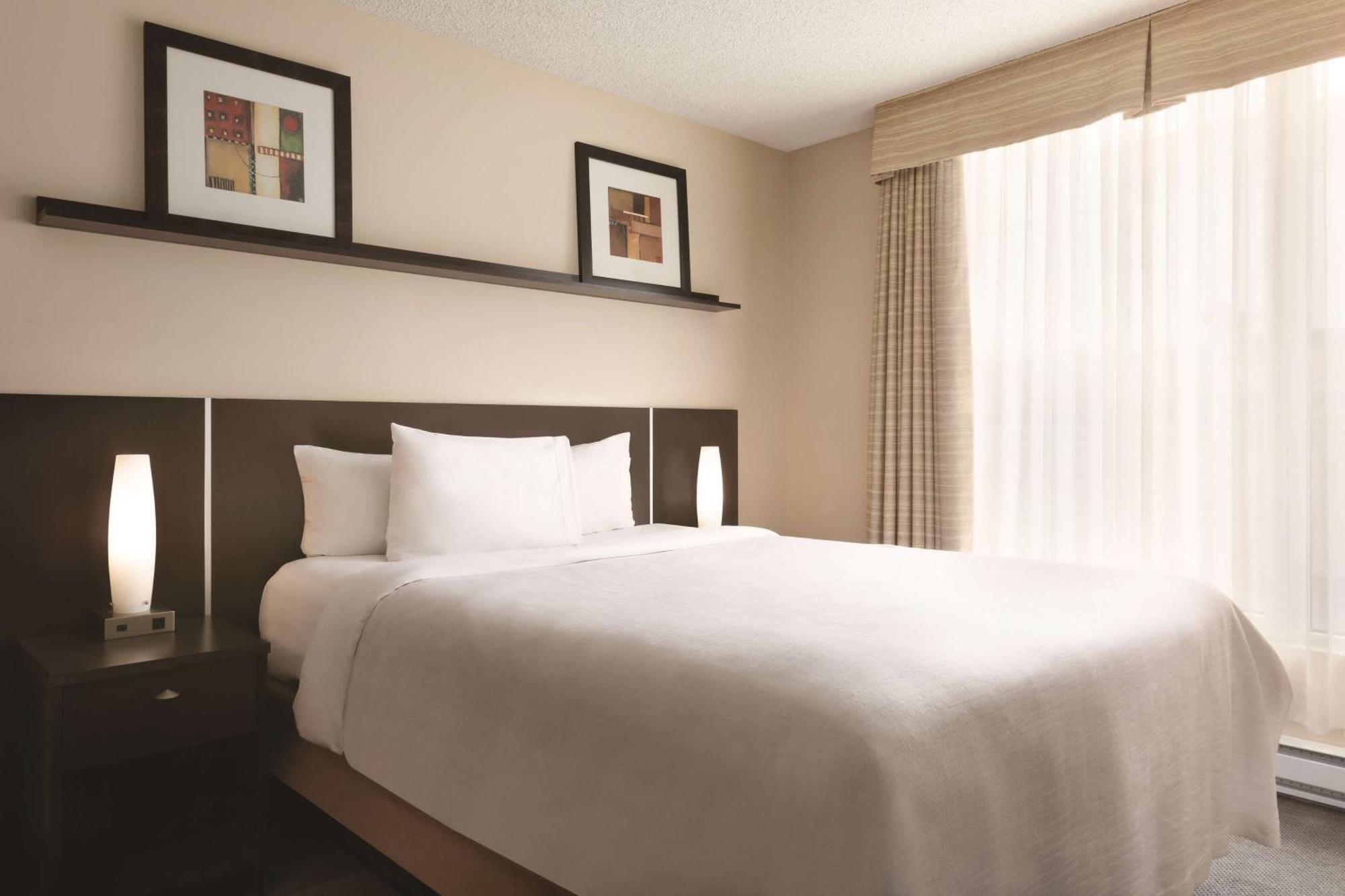 Embassy Suites By Hilton - Montreal Exterior photo