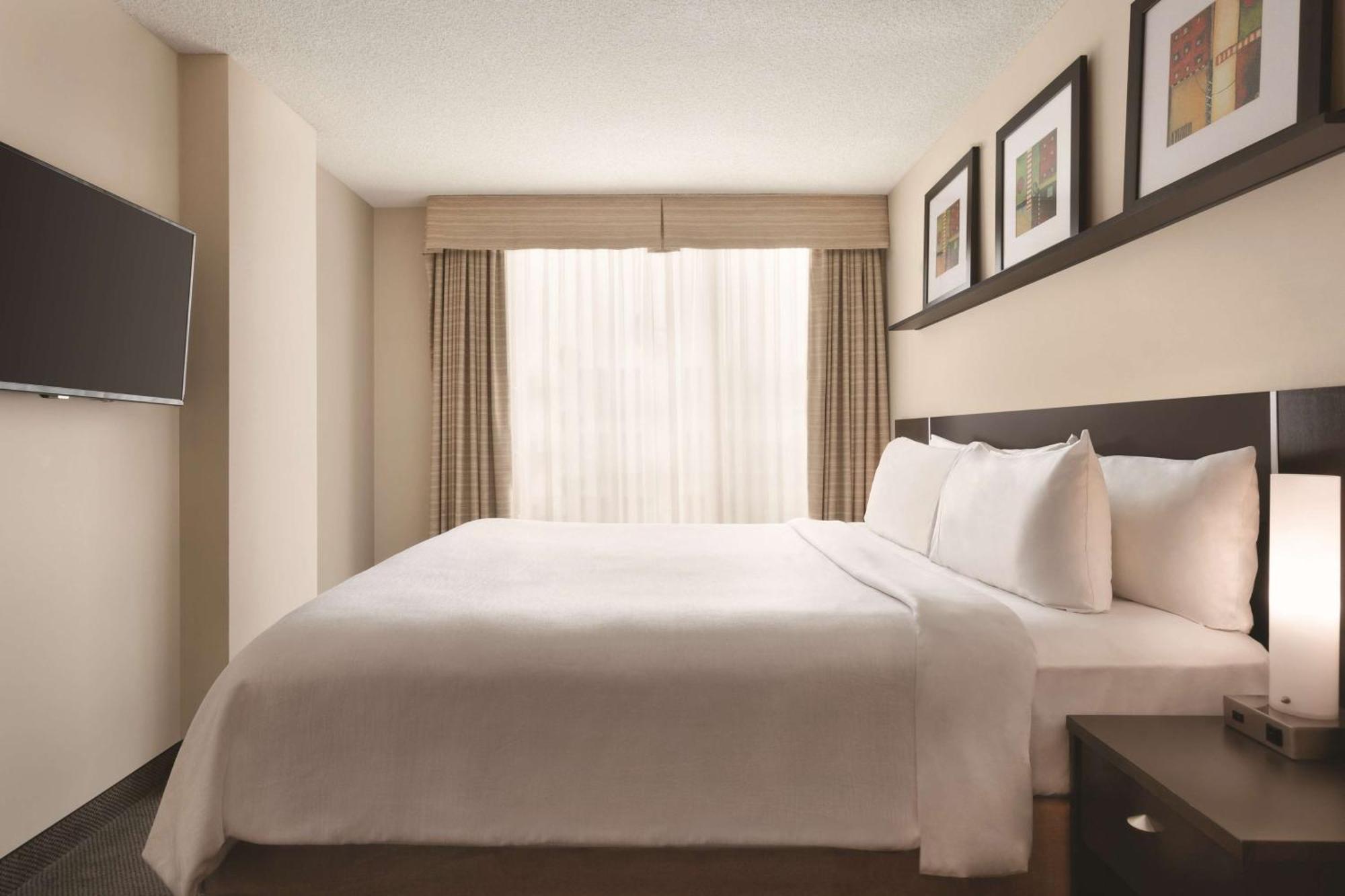 Embassy Suites By Hilton - Montreal Exterior photo