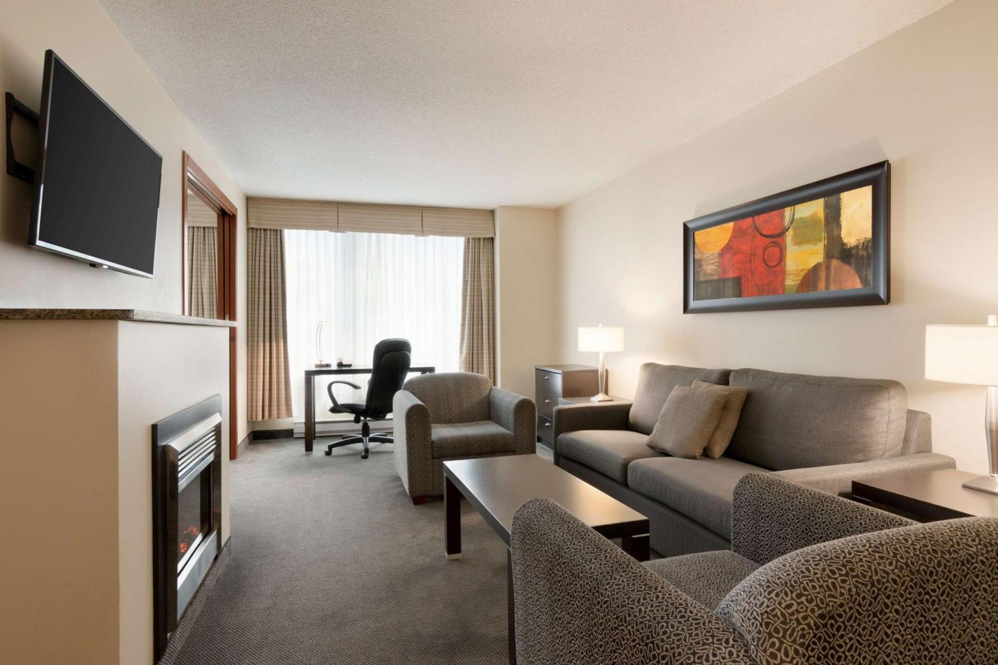Embassy Suites By Hilton - Montreal Exterior photo