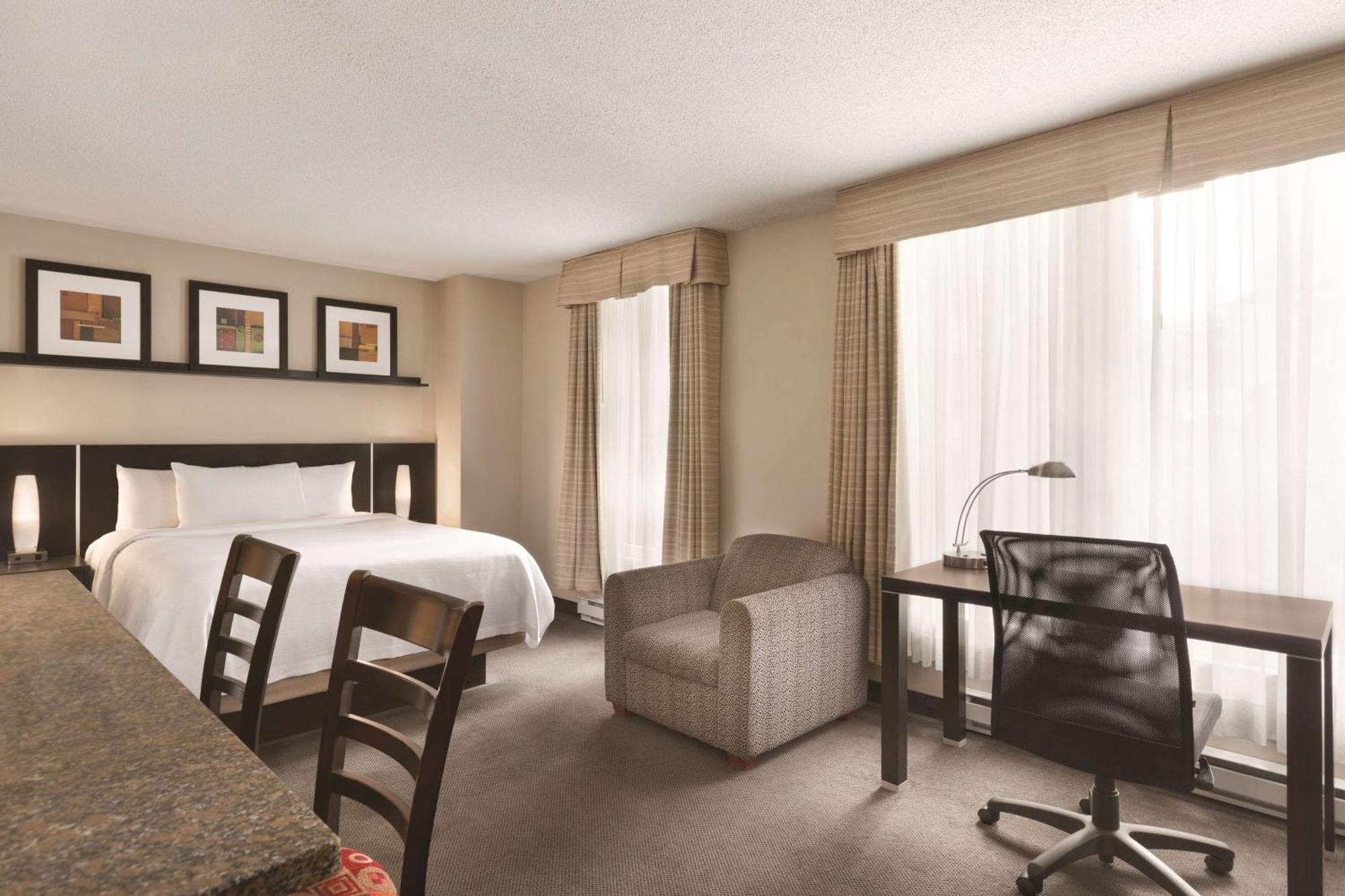 Embassy Suites By Hilton - Montreal Exterior photo
