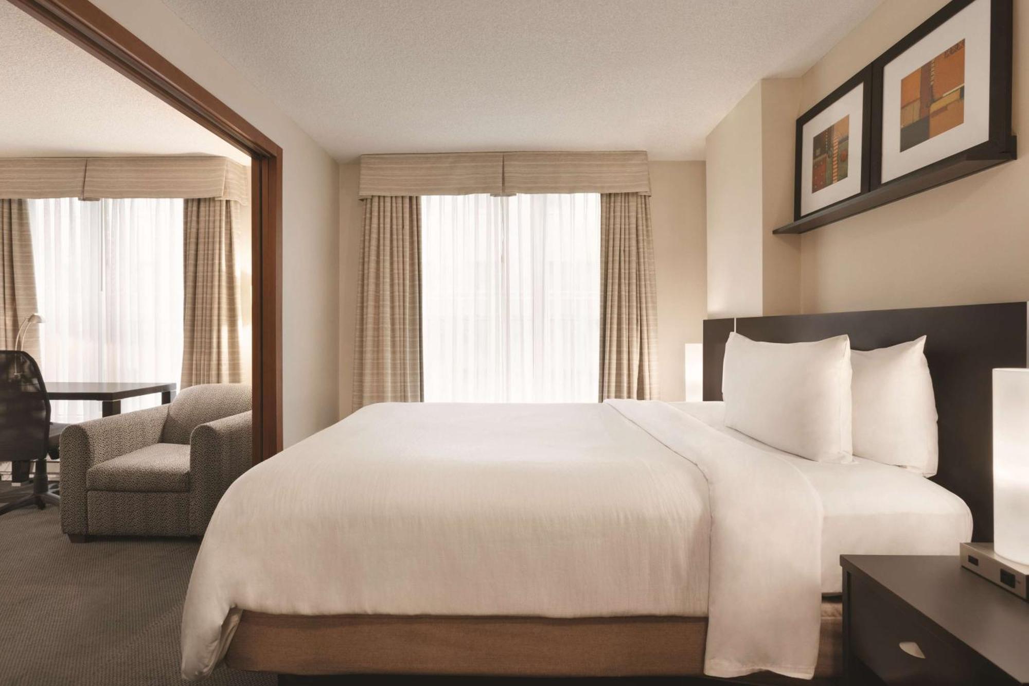 Embassy Suites By Hilton - Montreal Exterior photo