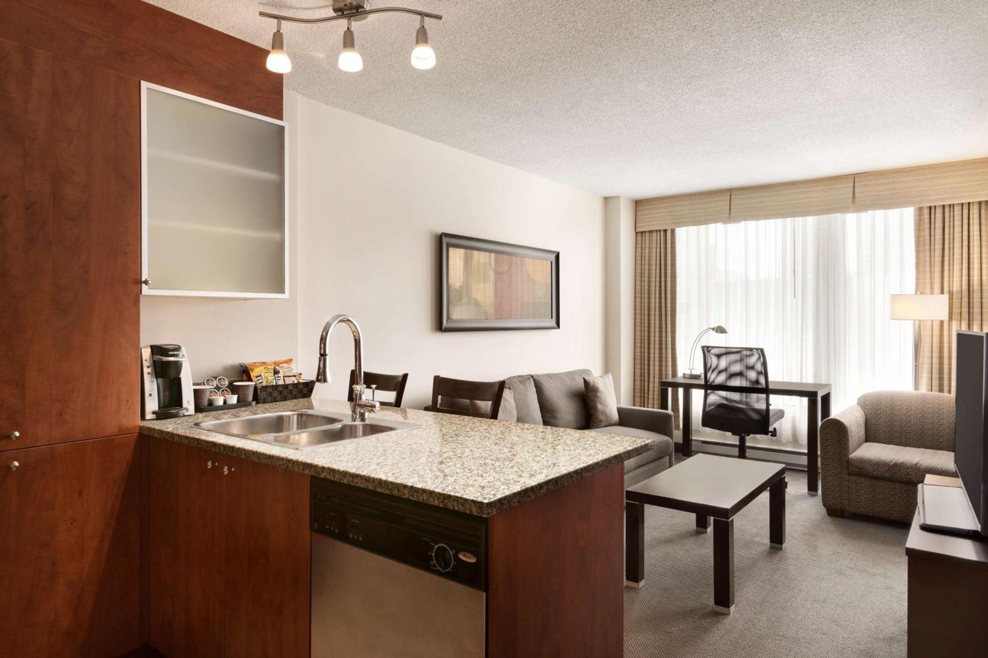 Embassy Suites By Hilton - Montreal Exterior photo