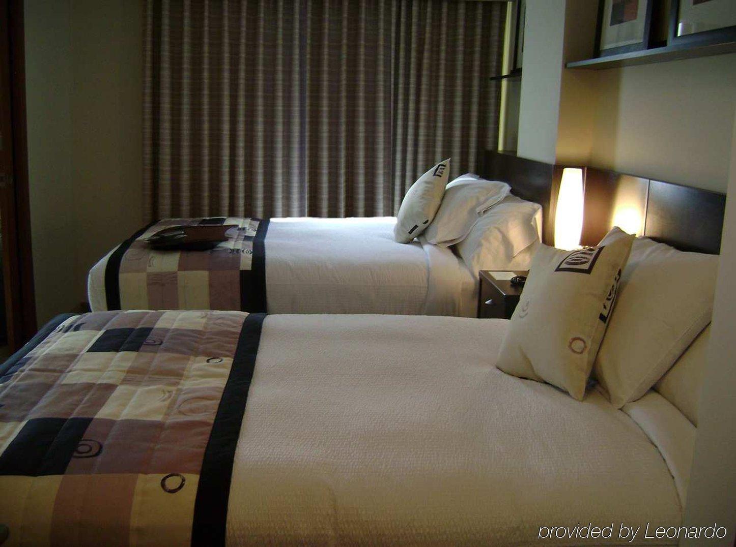 Embassy Suites By Hilton - Montreal Room photo