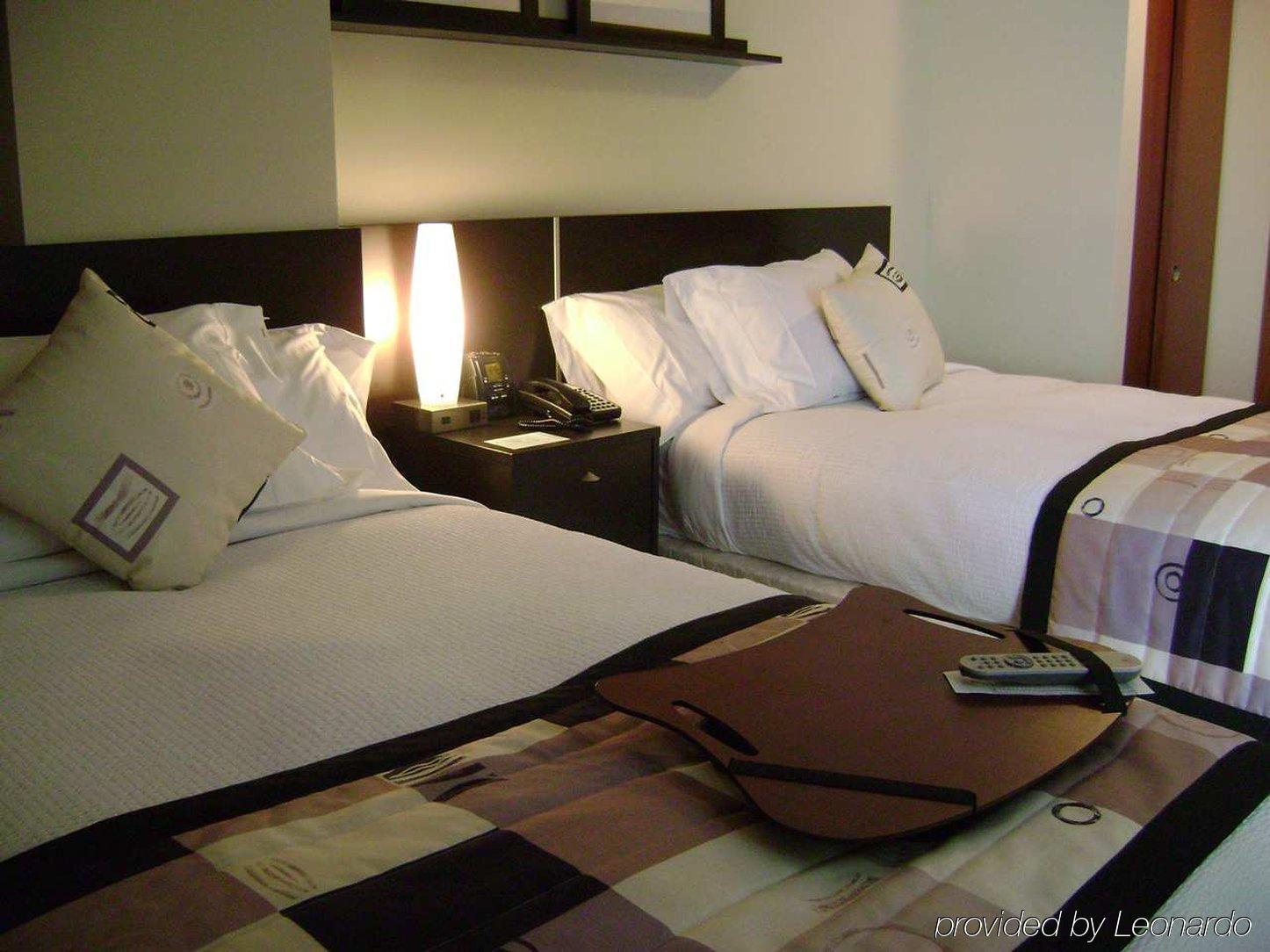 Embassy Suites By Hilton - Montreal Room photo